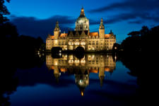 neues Rathaus Hannover mit Spiegelung im Maschteich